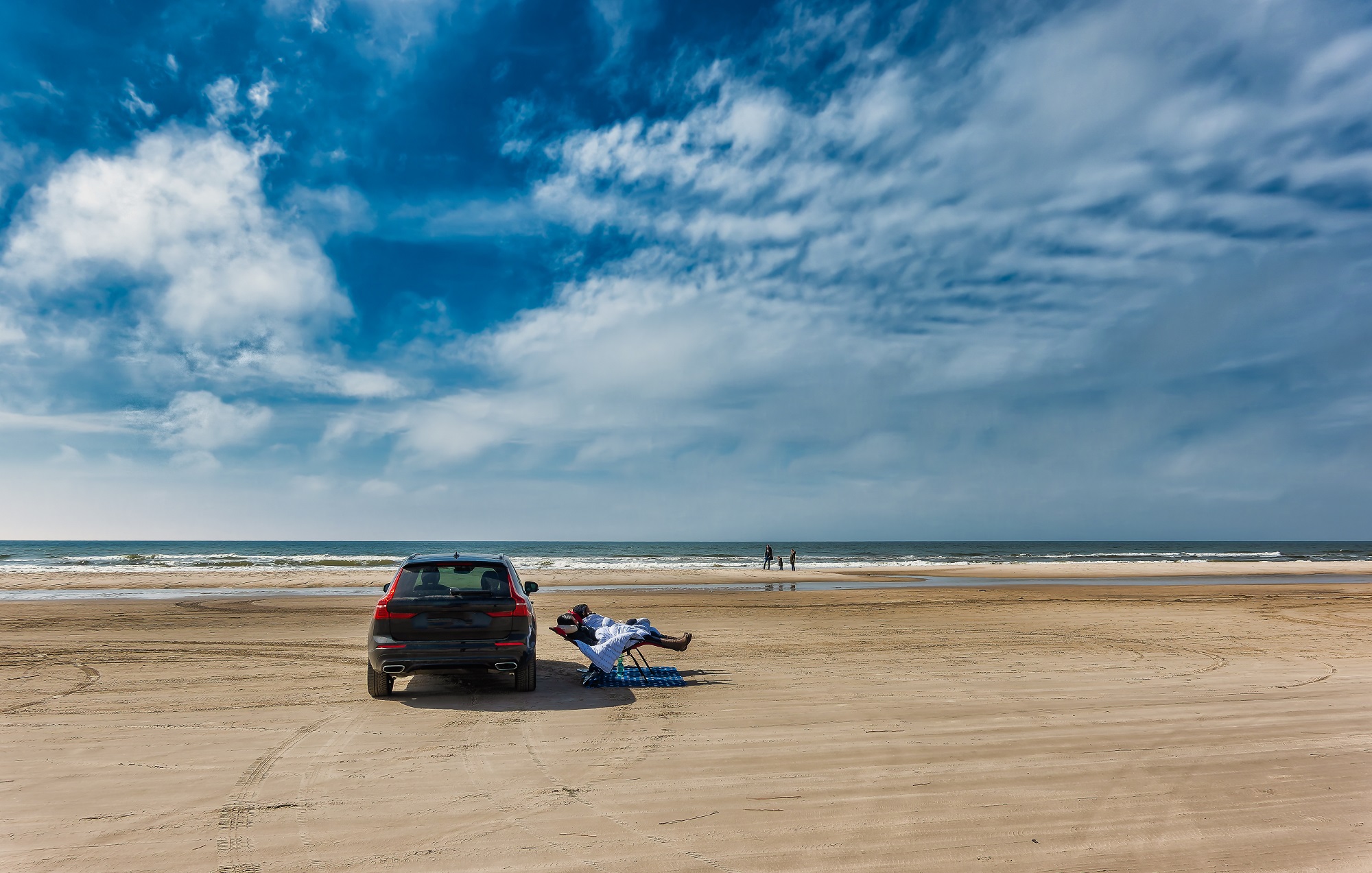 Vejers Strand an einem windigen Tag an der Nordseeküste in Dänemark