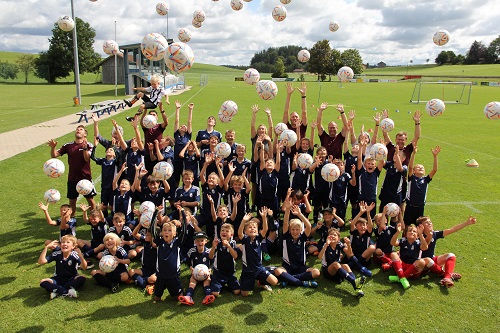 Feriencamps_Kids werfen Bälle hoch Foto_BFV