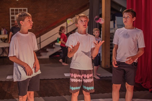 3 Jungen beim Jonglieren im Sommerzirkus